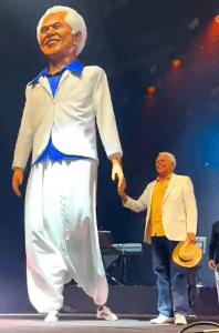 Paulinho da Viola ao lado de seu boneco gigante, no Recife (PE) - 2025