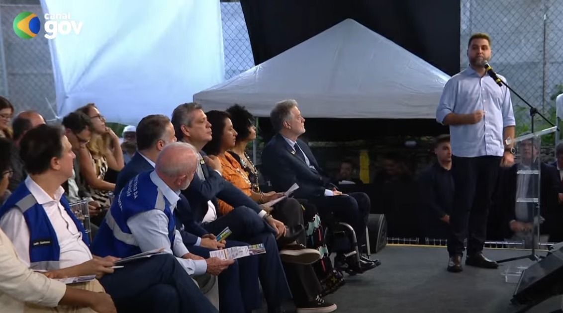 Filho de Garotinho, prefeito é vaiado em evento com Lula no RJ