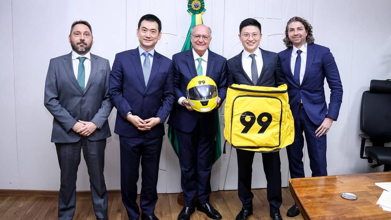 Fernando Paes, Diretor de Relações Governamentais da 99 Tecnologia, Simeng Wang, CEO da 99 Tecnologia, o vice-presidente da República, Geraldo Alckmin, Stephen Zhu, CEO do Grupo de Negócios Internacionais da DiDi Global e Taj Meadows, Diretor Executivo de Assuntos Públicos do Grupo de Negócios Internacionais da DiDi Global