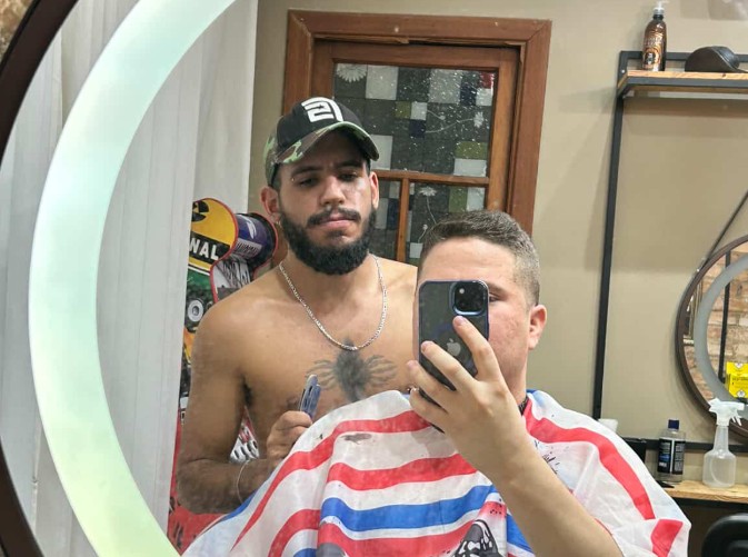 Barbeiros em salão nudista em São Paulo