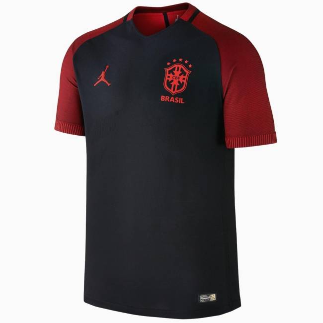 Camisa especial produzida pela Jordan em 2016 para a seleção brasileira com tronco preto, mangas, logo da marca e escudo da seleção em vermelho