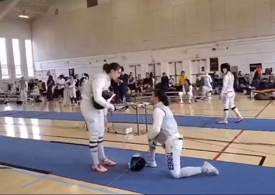 Esgrimista se recusa a competir com mulher trans e é eliminada de torneio; vídeo