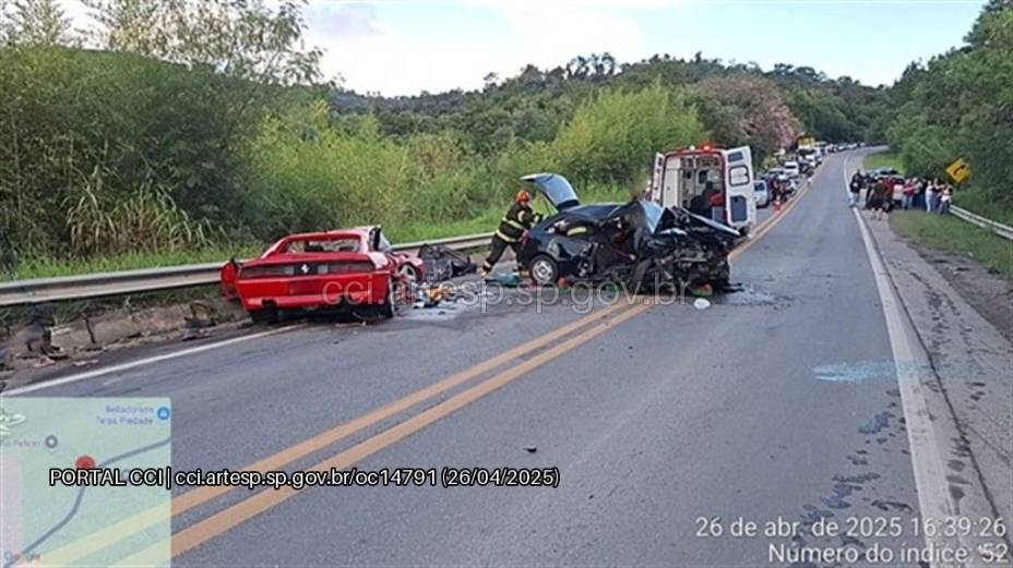 Motorista de Ferrari perde o controle em rodovia de SP e bate em um Gol, deixando duas pessoas em estado grave