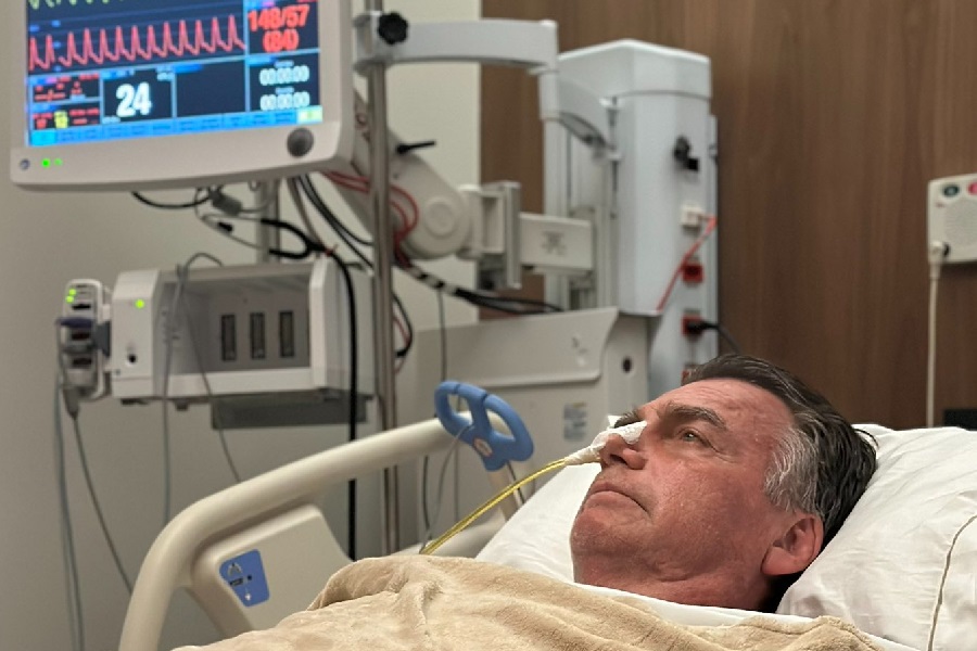 Sem previsão de deixar UTI, Bolsonaro passa a ingerir água, chá e gelatina