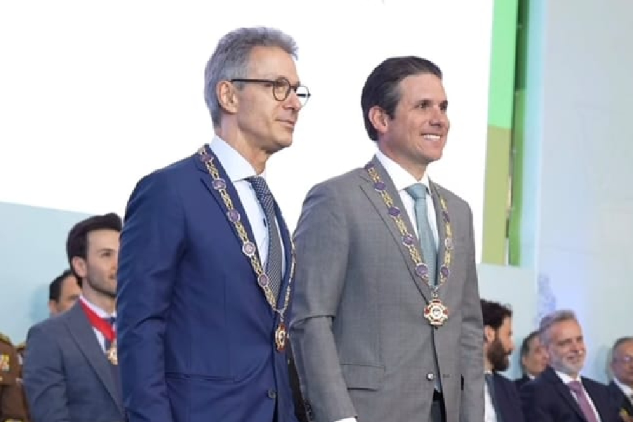 O governador de Minas Gerais, Romeu Zema (Novo), entrega a Medalha da Inconfidência ao presidente da Câmara dos Deputados, Hugo Motta (Republicanos-PB), em Ouro Preto