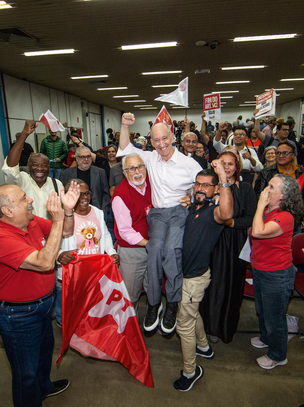 Em meio a racha, Rui Falcão registra candidatura à presidência do PT