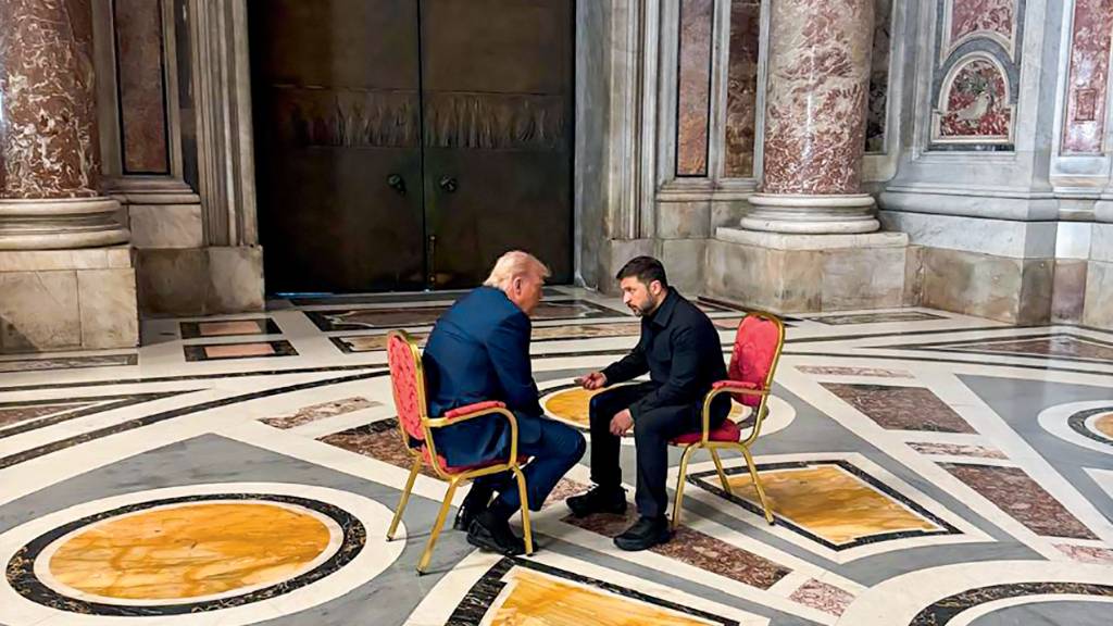 VATICAN-RELIGION-POPE-FUNERAL-UKRAINE-US-RUSSIA-CONFLICT-WAR CONVERSA NA CATEDRAL - Trump e Zelensky em cena inédita: problemas terrenos levados ao interior do Vaticano