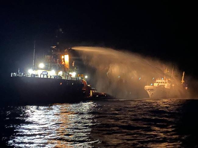 MALTA-AID-ISRAEL-CONFLICT-PALESTINIANS Embarcação apaga o fogo no navio do grupo Freedom Flotilla Coalition (FFC) após ataque. 02/05/2025