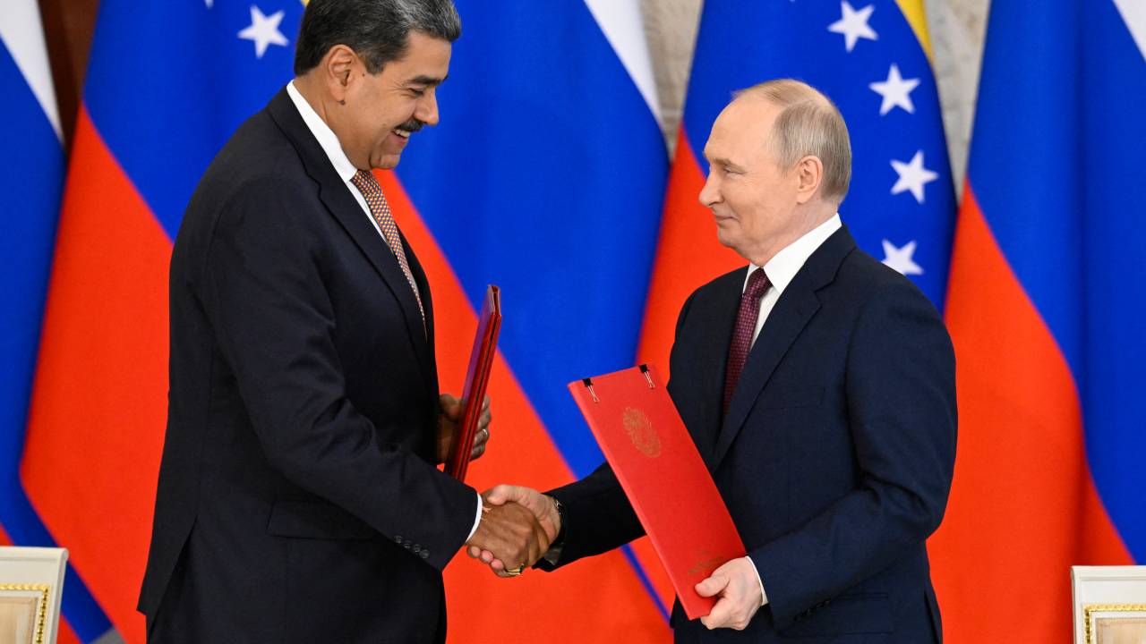 O presidente da Venezuela, Nicolás Maduro, e o presidente da Rússia, Vladimir Putin, durante assinatura de acordo em Moscou. 07/05/2025