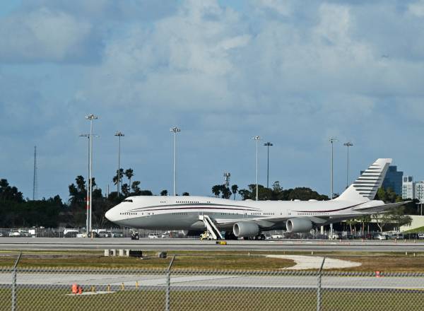 In this February 15, 2025 a Boeing 747 sits on the tarmac of Palm Beach International airport after US President Donald Trump toured the aircraft on February 15, 2025. Donald Trump plans to accept a luxury Boeing jet from the Qatari royal family for use as Air Force One and then continue flying in it after his tenure, despite strict rules on US presidential gifts, media reported May 11, 2025. Calling the plane a "flying palace," ABC News, which first reported the story, said the Boeing 747-8 jumbo jet would possibly be the most expensive gift ever received by the American government. (Photo by ROBERTO SCHMIDT / AFP)