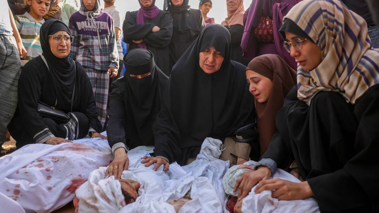 EDITORS NOTE: Graphic content / Palestinians mourn over the bodies of children killed in Israeli strikes on Jabalia, at the Indonesian Hospital in Beit Lahia in the northern Gaza Strip on May 14, 2025. Gaza's civil defence agency said at least 29 people were killed and dozens wounded in Israeli strikes on the war-battered Palestinian territory on May 14. (Photo by BASHAR TALEB / AFP)
