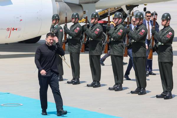 Ukrainian President Volodymyr Zelensky (L) is welcomed after disembarking from the plane upon his arrival at Ankara airport, in Ankara, on May 15, 2025. Ukrainian President Volodymyr Zelensky plans to hold talks with Turkish President in Ankara, on May 15, 2025. (Photo by Adem ALTAN / AFP)