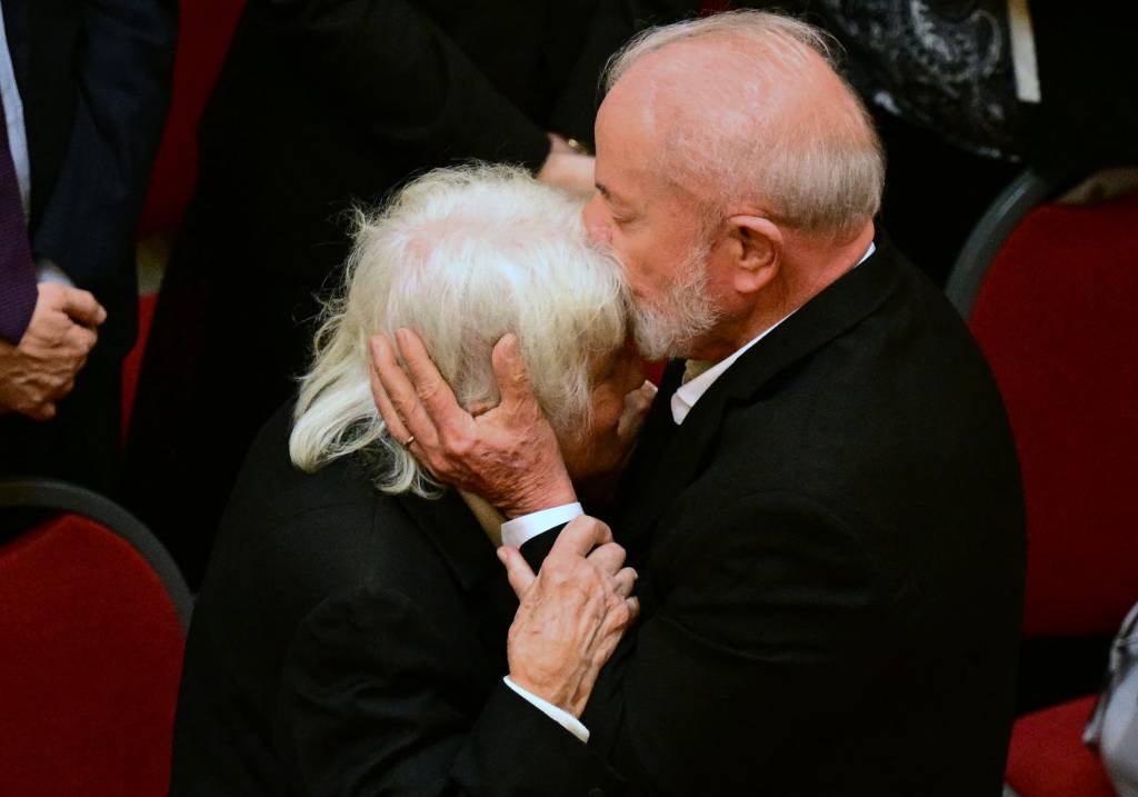 URUGUAY-POLITICS-MUJICA-DEATH-FUNERAL Brazil's President Luiz Inacio Lula da Silva (R) comforts Uruguay's former vice president and the wife of the late Uruguay's former president (2010-2015) Jose