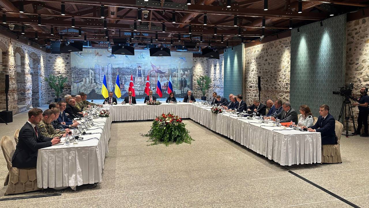This handout photograph taken and released by Ukrainian Foreign Ministry on May 16, 2025, shows members of Ukrainian (L) and Russian (R) delegations attending a meeting at the Turkish Presidential office Dolmabahce, in Istanbul. The first direct talks between Ukraine and Russia to end their war in more than three years started on May 16, 2025 in Istanbul, with little expectation that the two sides will agree to end the bloodiest conflict in Europe since World War II. (Photo by Handout / UKRAINIAN FOREIGN MINISTRY / AFP) / RESTRICTED TO EDITORIAL USE - MANDATORY CREDIT "AFP PHOTO / UKRAINIAN FOREIGN MINISTRY" - NO MARKETING NO ADVERTISING CAMPAIGNS - DISTRIBUTED AS A SERVICE TO CLIENTS