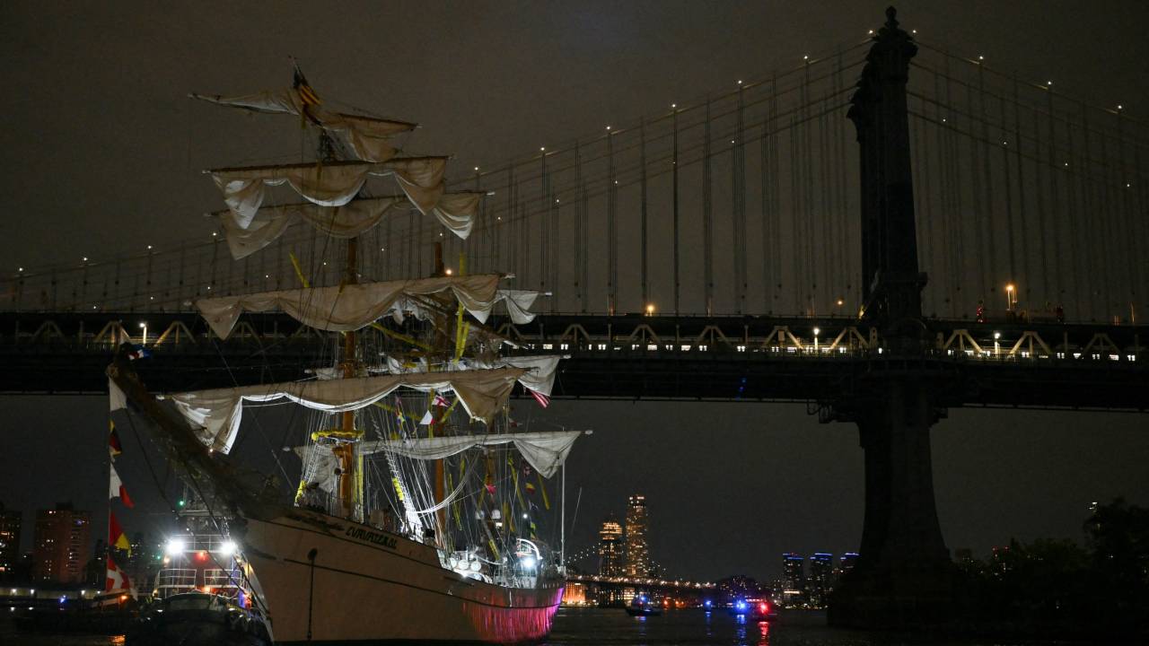 Navio Cuauhtemoc perto da Manhattan Bridge após colidir com a Brooklyn Bridge em Nova York
