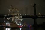Navio Cuauhtemoc perto da Manhattan Bridge após colidir com a Brooklyn Bridge em Nova York