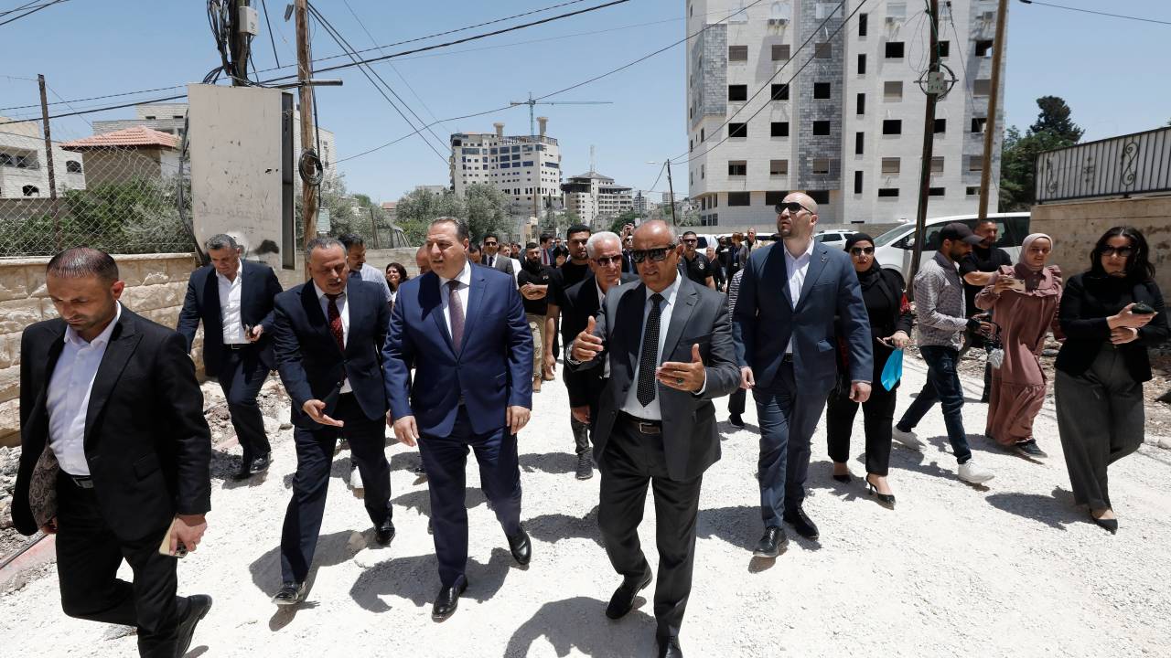 Membros da delegação diplomática durante uma visita à cidade de Jenin, na Cisjordânia ocupada. 21/05/2025