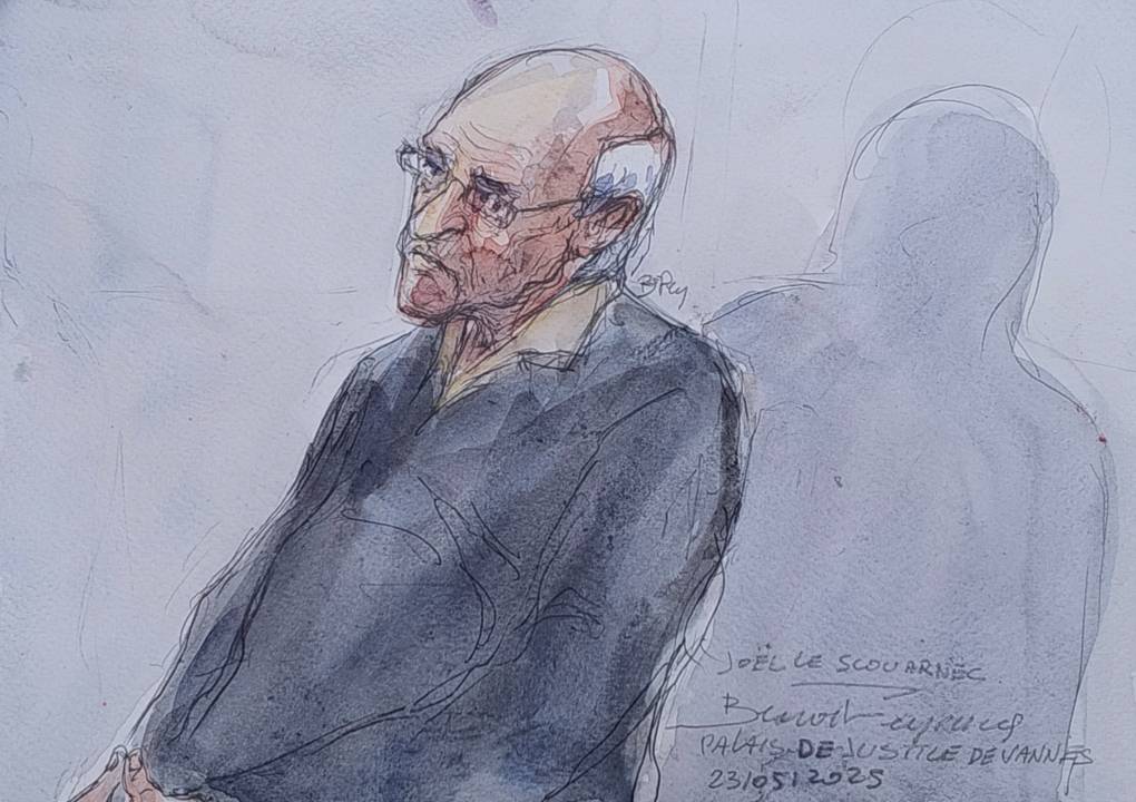 Um esboço do tribunal mostra Joël Le Scouarnec em seu julgamento em Vannes, oeste da França.