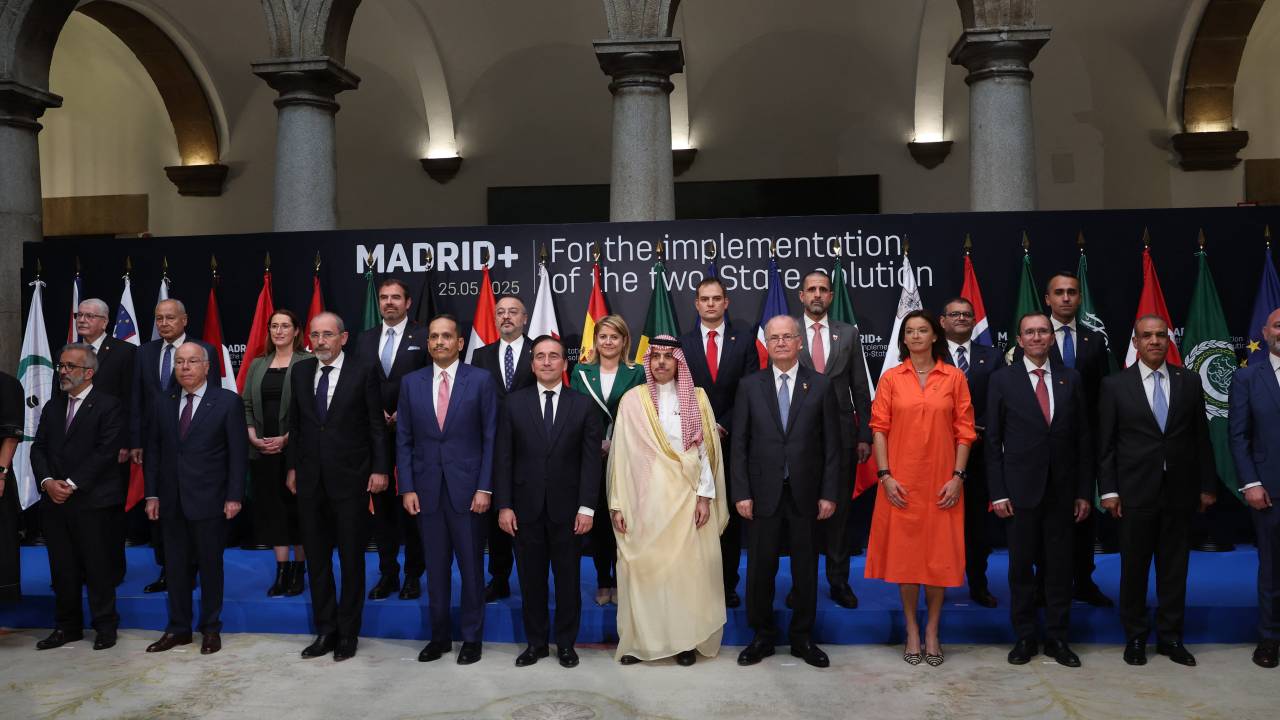 Representantes de 20 países durante encontro do “Grupo de Madri” na Espanha. 25/05/2025