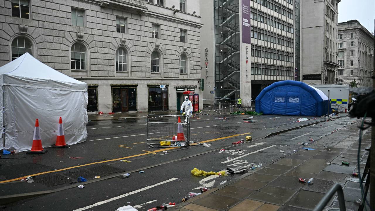 Investigadores trabalham no local onde veículo avançou contra multidão que comemorou o título do Liverpool,