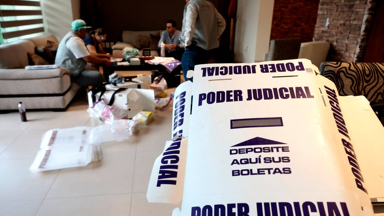 Instrutores eleitorais do Instituto Nacional Eleitoral preparam material para eleição de juízes e magistrados em Zapopan, estado de Jalisco, no México. 29/05/2025