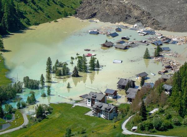 Parte de geleira desaba nos Alpes Suíços, criando uma avalanche de gelo, lama e rochas em Blatten, um vilarejo de 300 habitantes. 29/05/2025