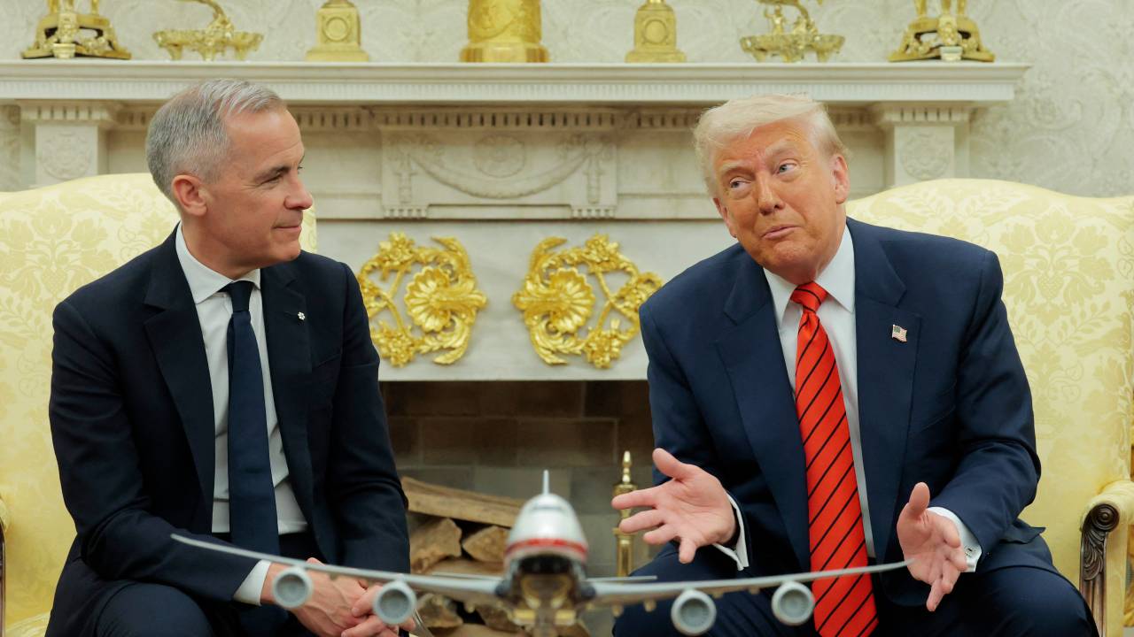 WASHINGTON, DC - MAY 06: Canadian Prime Minister Mark Carney listens as U.S. President Donald Trump speaks to reporters in the Oval Office at the White House on May 6, 2025 in Washington, DC. Carney, who was elected into office last week, is expected to meet with President Trump to discuss trade and the recent tariffs imposed on Canada. Anna Moneymaker/Getty Images/AFP (Photo by Anna Moneymaker / GETTY IMAGES NORTH AMERICA / Getty Images via AFP)