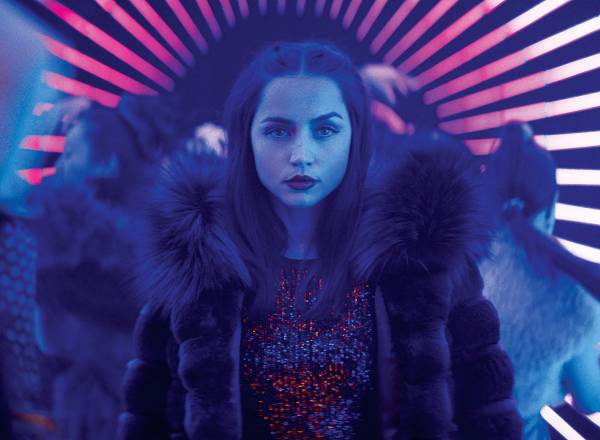 PERIGOSA - Ana de Armas como Eve: assassina implacável que busca vingar a morte do pai