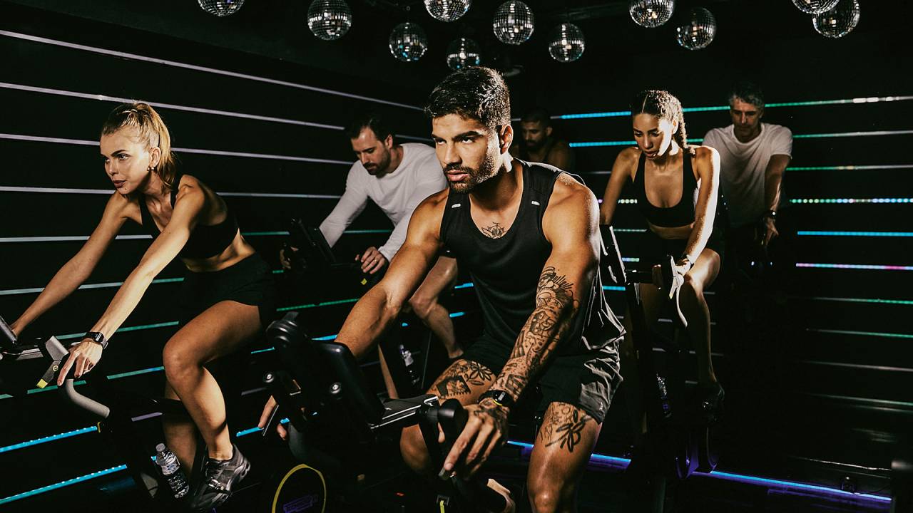 Sessão de bike na Les Cinq Gym: uma das pioneiras da malhação com sofisticação