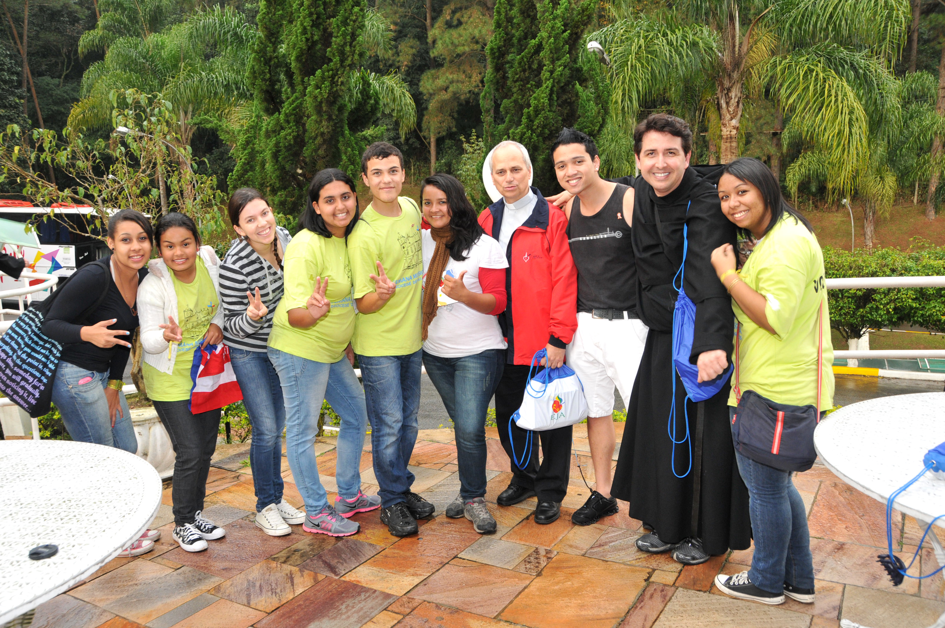 Robert Prevost, o papa Le&atilde;o XIV, posa entre os jovens do col&eacute;gio