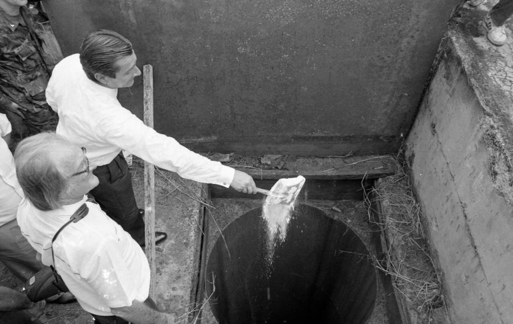 O ex-presidente Fernando Collor jogando uma pá de cal sobre um buraco para testes nucleares na Serra do Cachimbo, no Pará O ex-presidente Fernando Collor jogando uma pá de cal sobre um buraco para testes nucleares na Serra do Cachimbo, no Pará