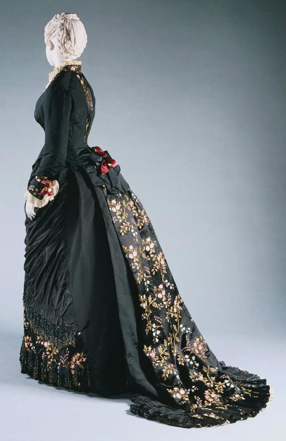 1679270828_garnil-club-p-platya-charlza-vorta-zhenskie-krasivo-50.jpg RAPIDEZ - Vestido com pérolas: as peças eram costuradas em até 24 horas
