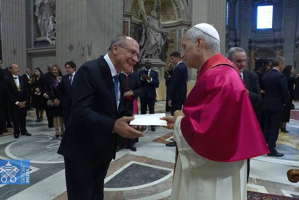 Presente do Santos ao papa: a descontração de Alckmin em Roma