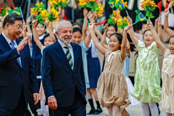 TAPETE VERMELHO - Xi recebe Lula: aproximação estratégica no intricado tabuleiro geopolítico