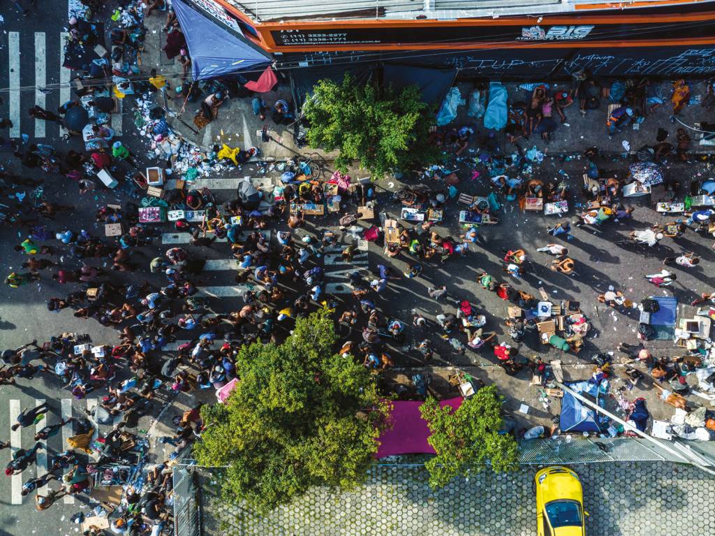 23512770-high.jpeg MERCADO - Trecho da Rua Santa Ifigênia, em São Paulo: produtos vendidos com notas frias