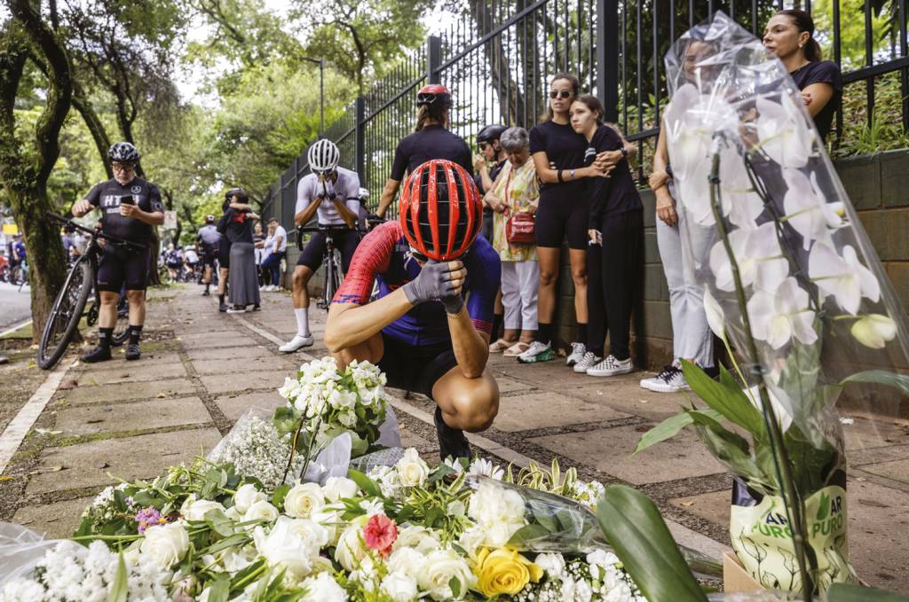 29253833-high.jpeg PROTESTO - O choro pela morte do ciclista Medrado, em São Paulo: crueldade