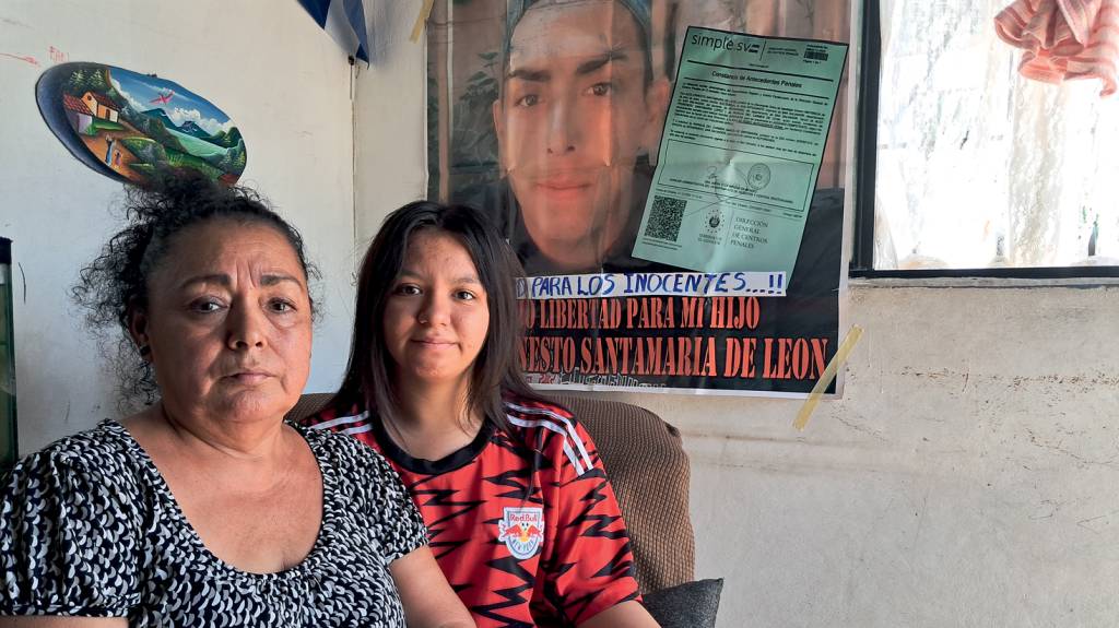 2D (2) 20250412_105952.jpg ARREPENDIMENTO - Livre das gangues, Patrícia García, 57 (com a neta Alexia, 14), convenceu a família a votar em Bukele há dois anos. Não esperava que seu filho Alex, 34, fosse alvo da polícia. “Prenderam um inocente”, lamenta.