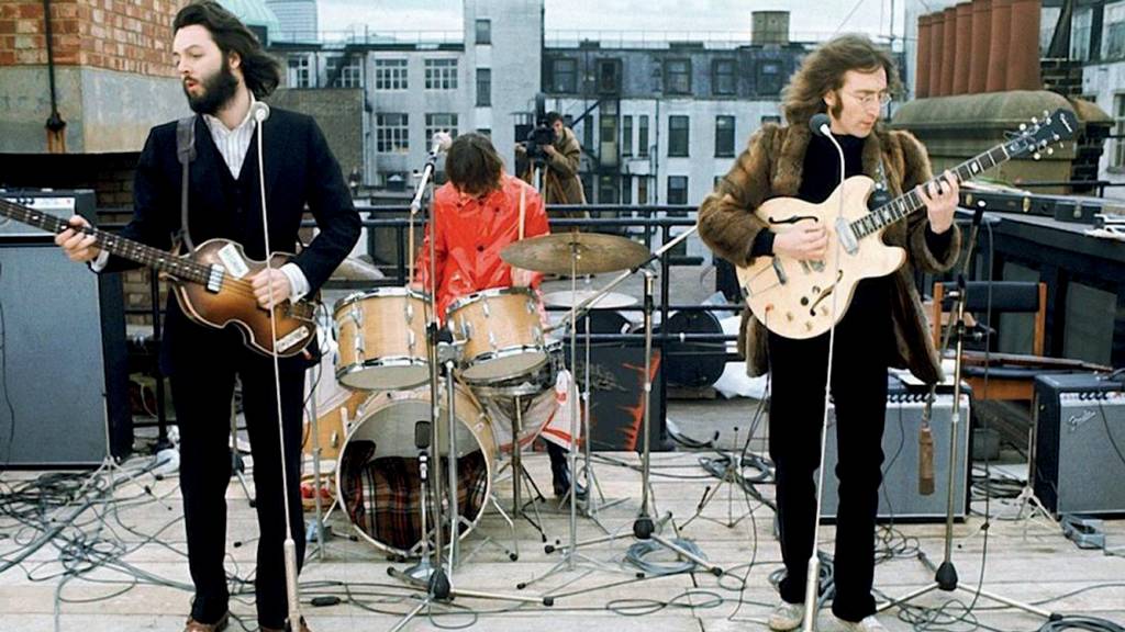 2D (2) Beatles.jpeg PIONEIROS - Os Beatles em seu último show no terraço: promoção bombástica