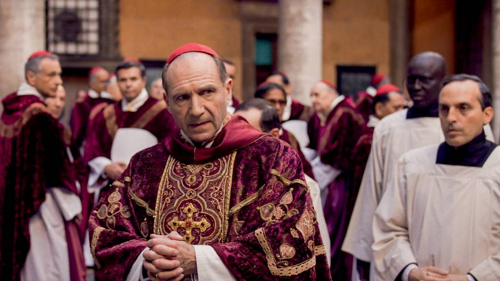 CONCLAVE (2024) INTRIGAS NA TELA - O ator Ralph Fiennes em Conclave: semelhanças com o processo real de votação do novo papa