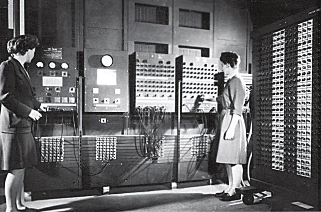 3—Two_women_operating_ENIAC.png PIONEIRO - Eniac, o primeiro computador digital: conta de luz elevada já era um problema