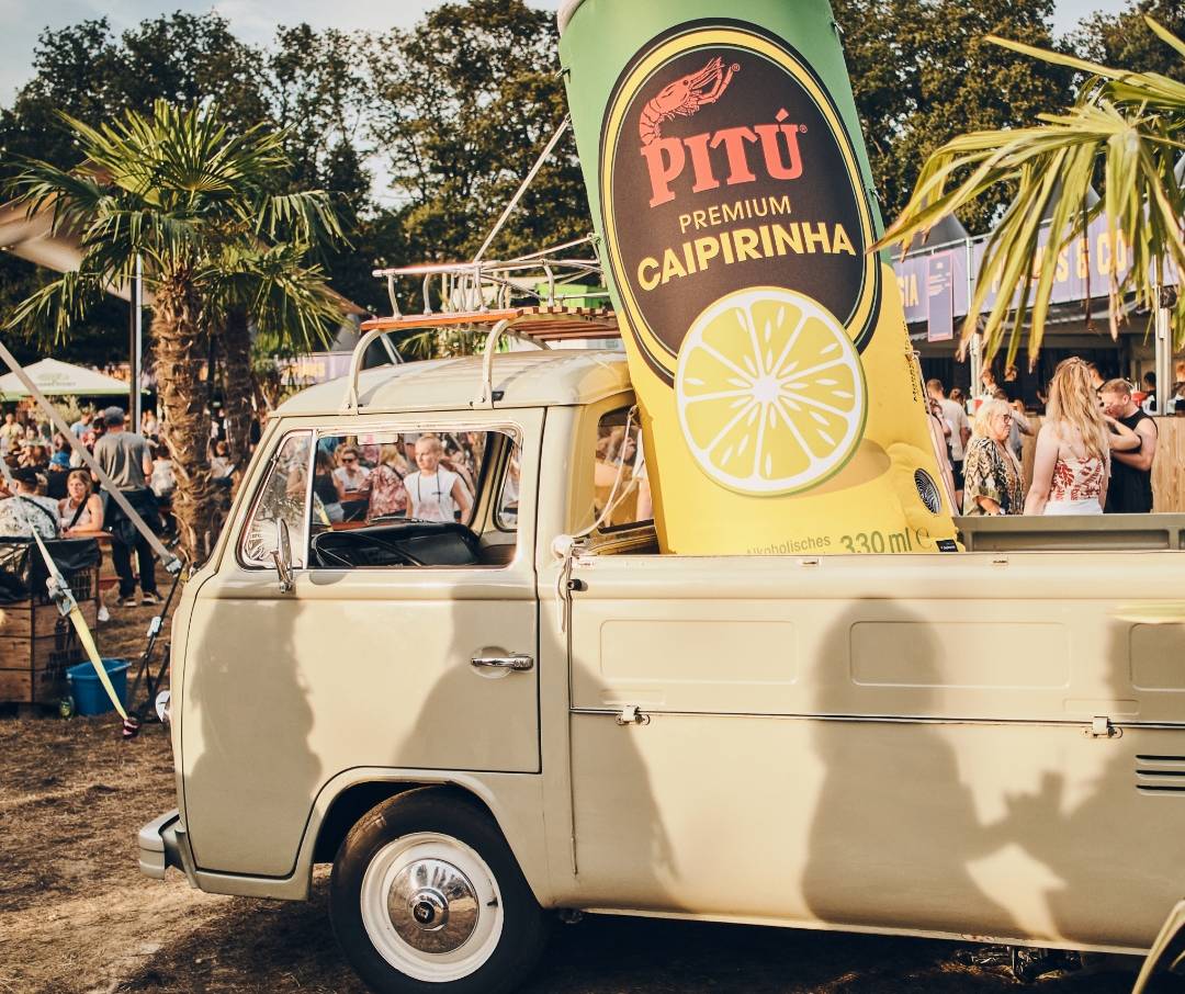 Caipirinha Pitú inicia campanha na Alemanha e faz sucesso entre jovens