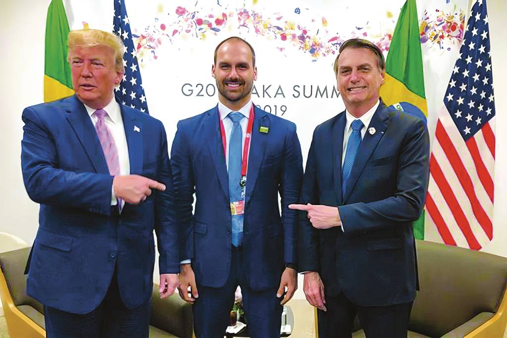 4D-(1)-DONALD-TRUMP-EDUARDO-BOLSONARO-JAIR-BOLSONARO-INSTAGRAM-1.jpg RELAÇÕES - Com o pai e Donald Trump, em foto de 2019: proximidade com o republicano desde a Presidência de Bolsonaro
