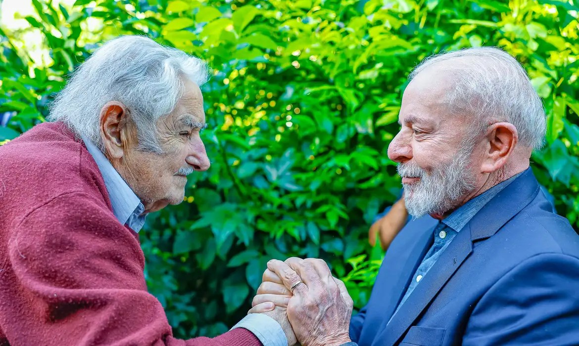 Mujica mostrou ‘que luta política e doçura podem andar juntas’, diz Lula