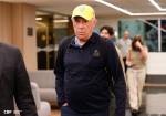 Carlo Ancelotti chega ao Brasil com boné amarelo da CBF