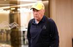Carlo Ancelotti chega ao Brasil com boné amarelo da CBF
