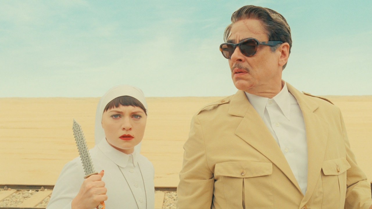 Mia Threapleton e Benicio Del Toro em 'O Esquema Fenício'