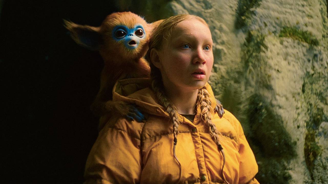 De rosto azul e corpo peludo, o Ochi se torna fiel escudeiro da garota Yuri (Helena Zengel)