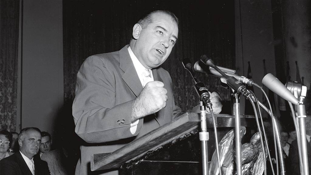 AP541111027.jpg MÃOS DE FERRO - O senador McCarthy, nos anos 1950: caça às bruxas