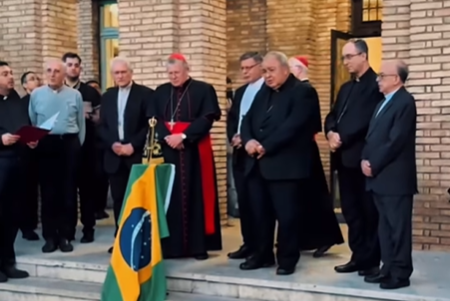 Cardeais brasileiros oram a Maria e pedem por sabedoria antes do conclave. 06/05/2025 -