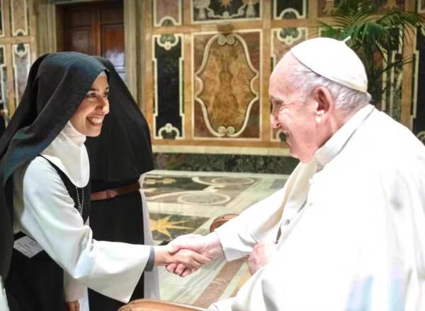 Aline Pereira Ghammachi e papa Francisco